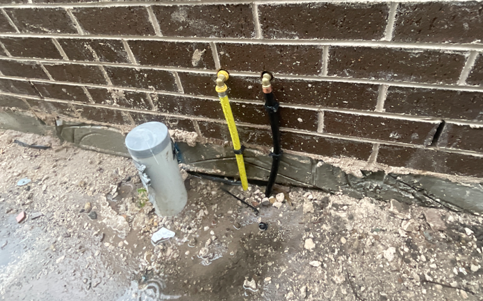 Photo image 1 of non-compliant installation showing gas multilayer pipe installed external to a building